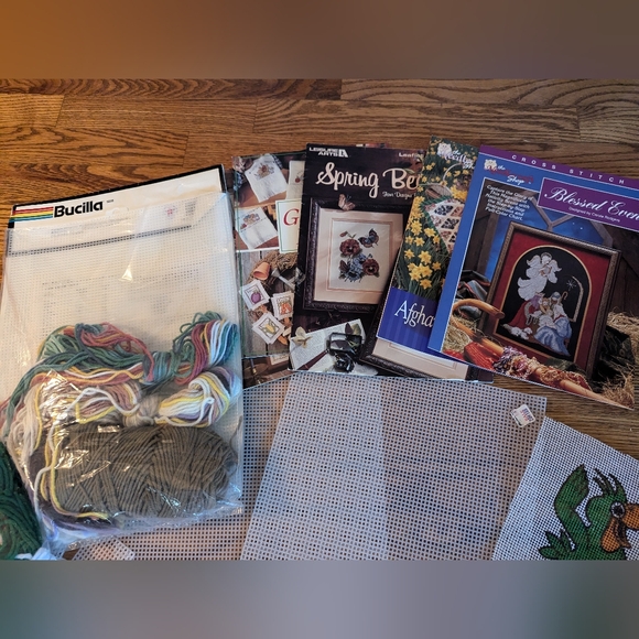 Mixed lot of plastic canvas blank sheets, yarn pattern books - Picture 3 of 4